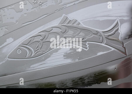 Detail der Eucharistie Fenster, St. Columba Kapelle, Bischofshaus, Iona. Schottland. Gravierte sandgestrahlt Bild des Fisches. Stockfoto