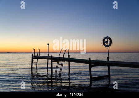 Alte hölzerne Badewanne Pier in der Dämmerung auf der schwedischen Insel Öland Stockfoto