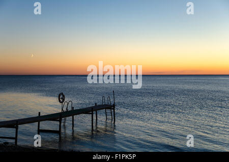 Alte hölzerne Badewanne Pier in der Dämmerung auf der schwedischen Insel Öland Stockfoto