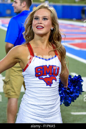 4. September 2015:. SMU Cheerleader führt während der NCAA Football-Spiel zwischen der Baylor Bears und die SMU Mustangs im Gerald J. Ford Stadium in Dallas, Texas.Baylor gewinnt 56-21.Manny Flores/CSM Stockfoto