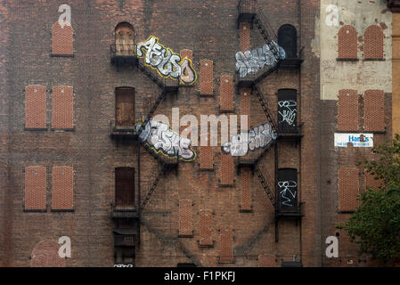 New York, NY entkommt 30. August 2015 - freie Mietshaus mit Graffiti und Feuer auf der Lower East Side Stockfoto