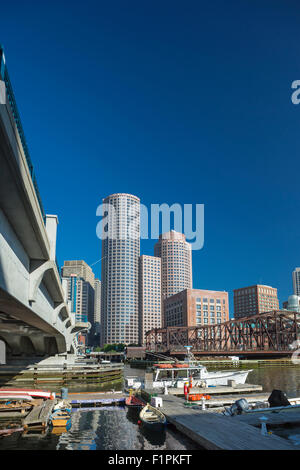 KLEINE MARINA ROWES WHARF DOWNTOWN SKYLINE INNENHAFEN SOUTH BOSTON MASSACHUSETTS, USA Stockfoto