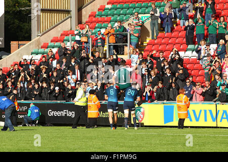 Leicester, UK. 05. Sep, 2015. Rugby World Cup warm-up. Leicester Tigers gegen Argentinien. Marcos Ayerza feiert und shoulder hoch zu einer Touring-Gruppe aus seiner Schule in Buenos Aires durch seinen Landsmann Puma am Ende sein Testimonial Match ist. Bildnachweis: Aktion Plus Sport/Alamy Live-Nachrichten Stockfoto