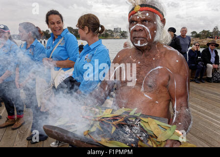 Sydney, Australien. 6. September 2015. Ein australischer Aborigines führt eine Rauchzeremonie, die geglaubt wird, um haben reinigende Eigenschaften und die Fähigkeit, böse Geister abzuwehren. Bildnachweis: MediaServicesAP/Alamy Live-Nachrichten Stockfoto