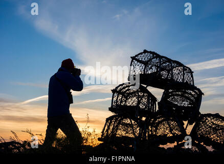 Samstag, 5. September 2015, Redcar, Nord-Ost-England, Vereinigtes Königreich. Wetter: Fotograf bei Sonnenuntergang in der Nähe von Hummer Töpfe an Paddy es Loch in der Nähe von Redcar als Samstag endet mit einem herrlichen Sonnenuntergang an der nordöstlichen Küste. Stockfoto