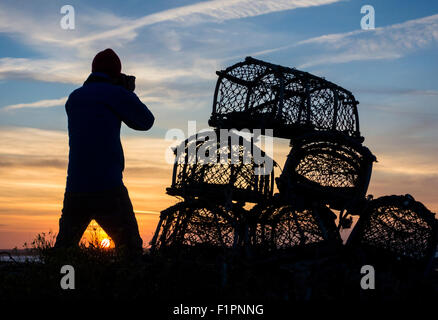 Samstag, 5. September 2015, Redcar, Nord-Ost-England, Vereinigtes Königreich. Wetter: Fotograf bei Sonnenuntergang in der Nähe von Hummer Töpfe an Paddy es Loch in der Nähe von Redcar als Samstag endet mit einem herrlichen Sonnenuntergang an der nordöstlichen Küste. Stockfoto