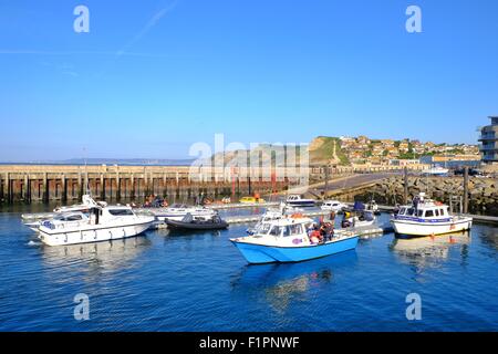 West Bay, Dorset, UK. 6. September 2015. Blauer Himmel und Sonnenschein in West Bay Harbour als Dorset Jurassic Coast genießt einen späten Sommertag. Bildnachweis: Tom Corban/Alamy Live-Nachrichten Stockfoto