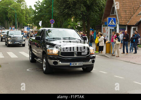 Palanga, Litauen - 1. August 2015: Bewegung der Teilnehmer des amerikanischen Geistes 2015 hinunter die Straße Städte Palnga Stockfoto