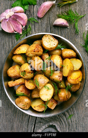 Pommes frites-Kartoffeln mit Dill in Pfanne, Ansicht von oben Stockfoto