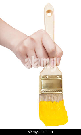 Vorderansicht des Malers Hand mit flachen Pinsel Malerei in gelber Farbe isoliert auf weißem Hintergrund Stockfoto