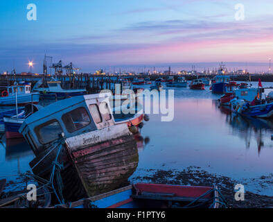 Fischerboote bei Sonnenuntergang am Südbahnhof, Tees-Mündung, Teesmouth in Redcar, Nordostengland, Großbritannien Stockfoto