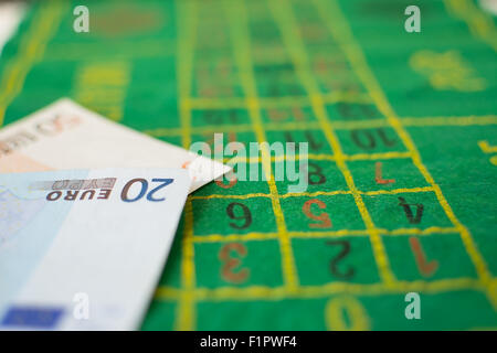 Roulette und Geld, Glücksspiel und verlieren Stockfoto