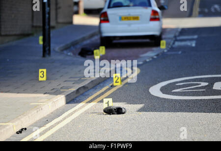 Brighton, UK. 6. September 2015. Polizei untersucht, die Szene von einem Kampf am Ende der Kanone in Brighton vom Grand und Metropole Hotel Hilton statt. Ein Mann wurde schwer verletzt und liegt im Krankenhaus nach dem Kampf am Vorabend Credit stattfand: Simon Dack/Alamy Live News Stockfoto