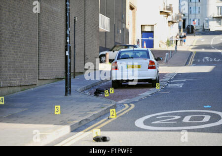 Brighton, UK. 6. September 2015. Polizei untersucht, die Szene von einem Kampf am Ende der Kanone in Brighton vom Grand und Metropole Hotel Hilton statt. Ein Mann wurde schwer verletzt und liegt im Krankenhaus nach dem Kampf am Vorabend Credit stattfand: Simon Dack/Alamy Live News Stockfoto