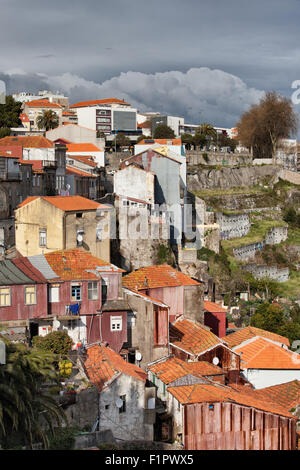 Stadt von Porto in Portugal, befindet sich auf einem steilen Hügel. Stockfoto