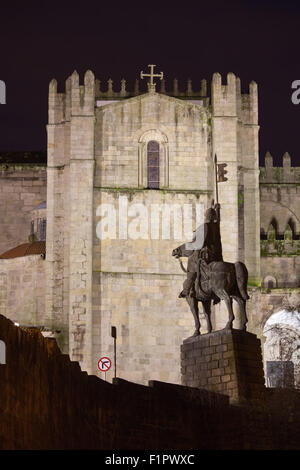 Kathedrale von Porto bei Nacht in Portugal, romanische und barocke Architektur des 12. Jahrhunderts. Stockfoto