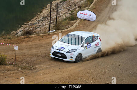 ISTANBUL, Türkei - 25. Juli 2015: Ferhat Tanribilir fährt Ford Fiesta R2 im Bosporus Rallye 2015, Deniz Bühne Stockfoto