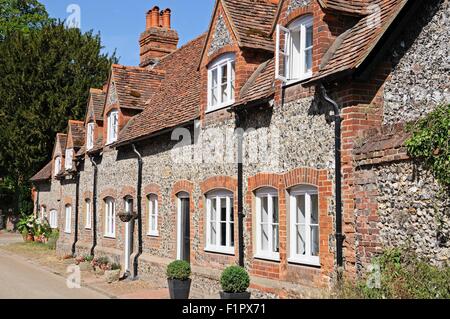 Hübsche Ziegel und Feuerstein Hütten mit Dachgauben entlang der Dorfstraße, Hambledon, Oxfordshire, England, Vereinigtes Königreich, West-Europa. Stockfoto