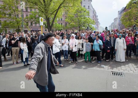 Türkischer Mann tanzen vor Menschen feiern Maifeiertag am 1. Mai in Kreuzberg Berlin Stockfoto