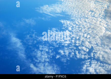 Weiße Wolken am blauen Himmel. Blauer Himmel Hintergrundtextur Stockfoto