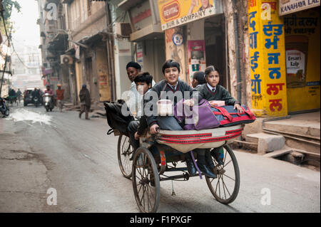Amritsar, Punjab, Indien. Schule in einer Rikscha zu gehen. Stockfoto