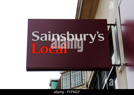 Sainsbury's Dorfladen Logo in St. Stephen's Street, Norwich, Norfolk, England, Vereinigtes Königreich. Stockfoto