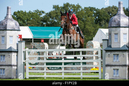 Stamford, UK. 6. September 2015. Paul Tapner (AUS) Reiten Vanir Kamira [#22] in der Show Jumping-Phase am letzten Tag des Wettbewerbs. Der Land Rover Burghley Horse Trials 2015 Credit: Stephen Bartholomäus/Alamy Live-Nachrichten Stockfoto