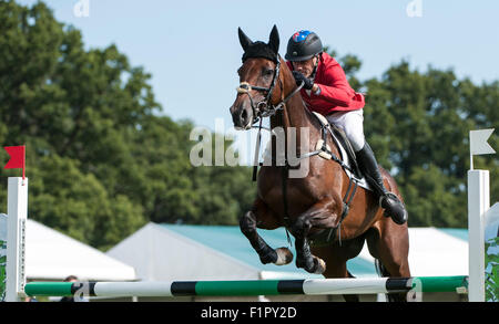 Stamford, UK. 6. September 2015. Paul Tapner (AUS) Reiten Vanir Kamira [#22] in der Show Jumping-Phase am letzten Tag des Wettbewerbs. Der Land Rover Burghley Horse Trials 2015 Credit: Stephen Bartholomäus/Alamy Live-Nachrichten Stockfoto