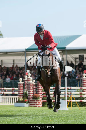 Stamford, UK. 6. September 2015. Paul Tapner (AUS) Reiten Vanir Kamira [#22] in der Show Jumping-Phase am letzten Tag des Wettbewerbs. Der Land Rover Burghley Horse Trials 2015 Credit: Stephen Bartholomäus/Alamy Live-Nachrichten Stockfoto