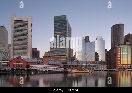 ATLANTIC WHARF SKYLINE WATERFRONT FORT POINT CHANNEL INNER HARBOR SOUTH BOSTON MASSACHUSETTS, USA Stockfoto