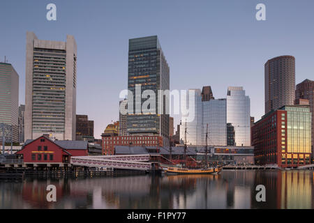 ATLANTIC WHARF SKYLINE WATERFRONT FORT POINT CHANNEL INNER HARBOR SOUTH BOSTON MASSACHUSETTS, USA Stockfoto