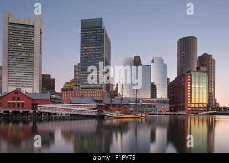 ATLANTIC WHARF SKYLINE WATERFRONT FORT POINT CHANNEL INNER HARBOR SOUTH BOSTON MASSACHUSETTS, USA Stockfoto