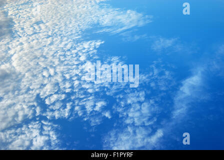 Weiße Wolken am blauen Himmel. Blauer Himmel Hintergrundtextur Stockfoto