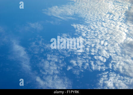 Weiße Wolken am blauen Himmel. Blauer Himmel Hintergrundtextur Stockfoto