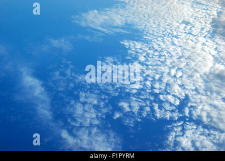 Weiße Wolken am blauen Himmel. Blauer Himmel Hintergrundtextur Stockfoto