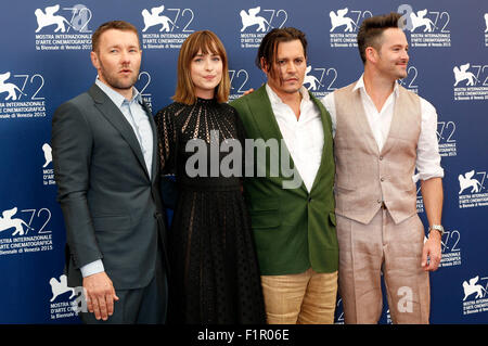 Joel Edgerton, Dakota Johnson, Johnny Depp und Scott Cooper, die Teilnahme an der "Schwarze Messe" Photocall auf das 72. Venice International Film Festival am 4. September 2015 Stockfoto