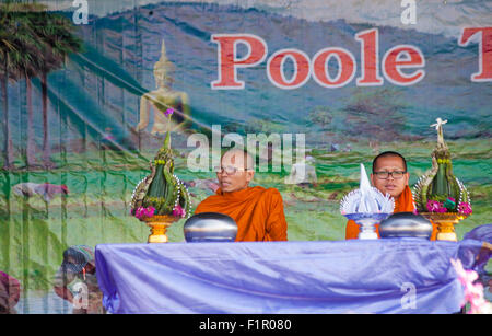 Poole, Dorset, Großbritannien. September 2015. Das Poole Thai Festival hat sich als eines der beliebtesten Thai Festivals im Land etabliert. Buddhistische Mönche bei der Eröffnung der Veranstaltung. Quelle: Carolyn Jenkins/Alamy Live News Stockfoto