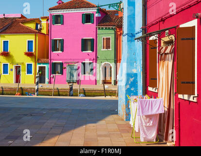 Kleines Quadrat von bunt bemalten Häusern Blick auf Kanal Burano venezianischen Lagune Veneto Italien Europa Stockfoto