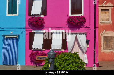 Wasser-Brunnen und bunten Häusern Burano venezianischen Lagune Veneto Italien Europa Stockfoto