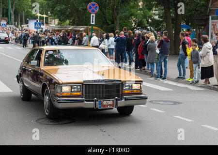 Palanga, Litauen - 1. August 2015: Bewegung der Teilnehmer des amerikanischen Geistes 2015 hinunter die Straße Städte Palnga Stockfoto