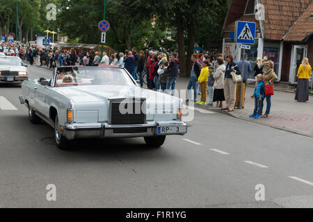 Palanga, Litauen - 1. August 2015: Bewegung der Teilnehmer des amerikanischen Geistes 2015 hinunter die Straße Städte Palnga Stockfoto