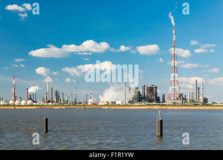 Eine Raffinerie mit hohen Fackel Stapel in den Hafen von Antwerpen, erhebt sich Belgien mit vielen der Destillation. Stockfoto