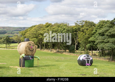 Norland, Halifax, West Yorkshire, UK 5. September 2015. Norland Scarecrow Festival 4. Sept. 7. September 2015 ist dieses Jahre Design für 2015 SONGS, in den letzten 15 Jahren, die Norland Scarecrow Festival mehr als £45.000, aufgeworfen hat, die lokal auf verschiedene Projekte und karitative Einrichtungen verteilt wurde. Bildnachweis: Christopher Smith/Alamy Live News Stockfoto