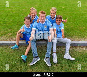 Manchester, UK. 31. August 2015. Manchester City-Neuling Kevin De Bruyne im Trikot mit einigen jungen Fans © Action Plus Sport/Alamy Live News Stockfoto