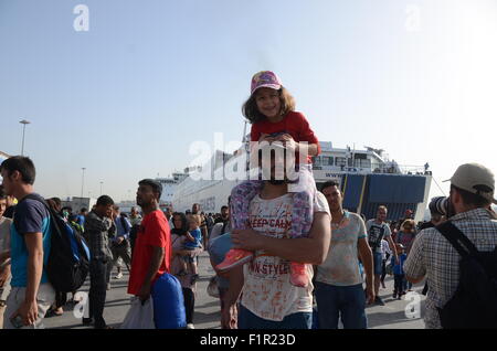 Piräus, Griechenland. 06. Sep, 2015. Ein Mann und seine Tochter Aussteigen aus dem Schiff. Tera-Jet Fähre kamen in den Hafen von Piräus mit 1700 syrischen Flüchtlingen aus der griechischen Insel Lesbos. Bildnachweis: George Panagakis/Pacific Press/Alamy Live-Nachrichten Stockfoto