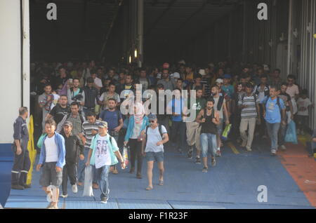 Piräus, Griechenland. 06. Sep, 2015. Flüchtlinge Aussteigen aus dem Schiff. Tera-Jet Fähre kamen in den Hafen von Piräus mit 1700 syrischen Flüchtlingen aus der griechischen Insel Lesbos. Bildnachweis: George Panagakis/Pacific Press/Alamy Live-Nachrichten Stockfoto