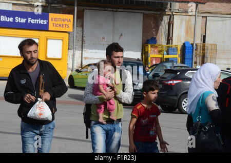 Piräus, Griechenland. 06. Sep, 2015. Flüchtlingsfamilie betritt einen Bus. Tera-Jet Fähre kamen in den Hafen von Piräus mit 1700 syrischen Flüchtlingen aus der griechischen Insel Lesbos. Bildnachweis: George Panagakis/Pacific Press/Alamy Live-Nachrichten Stockfoto