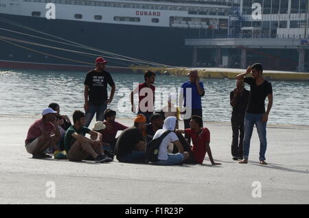 Piräus, Griechenland. 06. Sep, 2015. Flüchtlinge warten nach dem Aussteigen aus dem Schiff. Tera-Jet Fähre kamen in den Hafen von Piräus mit 1700 syrischen Flüchtlingen aus der griechischen Insel Lesbos. Bildnachweis: George Panagakis/Pacific Press/Alamy Live-Nachrichten Stockfoto