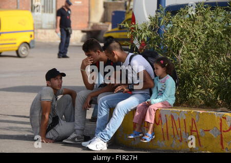 Piräus, Griechenland. 06. Sep, 2015. Junge Flüchtlinge warten auf einen Bus geben. Tera-Jet Fähre kamen in den Hafen von Piräus mit 1700 syrischen Flüchtlingen aus der griechischen Insel Lesbos. Bildnachweis: George Panagakis/Pacific Press/Alamy Live-Nachrichten Stockfoto