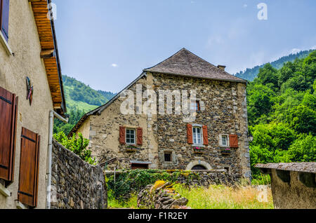 Rustikale Häuser in dem französischen Dorf Borce. Stockfoto